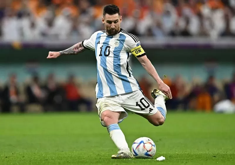 Lionel Messi là tiền đạo cánh phải chuyên nghiệp người Argentina Lionel Messi là tiền đạo cánh phải chuyên nghiệp người Argentina